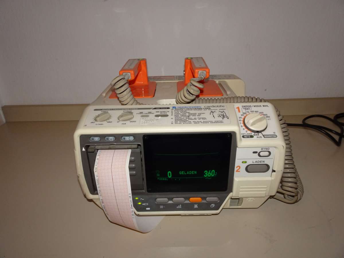 Defibrillator Cardiolife TEC 7531 G von Nihon Khoden www.refurmed.de